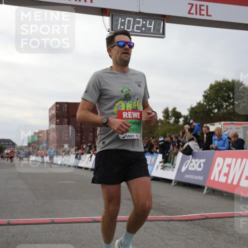 03.10.2025 - Köhlbrandbrückenlauf Yannick Fuchs http://msf.ph/oto/8991240 03.10.2025 16:02:39 Ziel 7102, 7411, 8784, 8786, 9595, 9670 meine-sportfotos.de