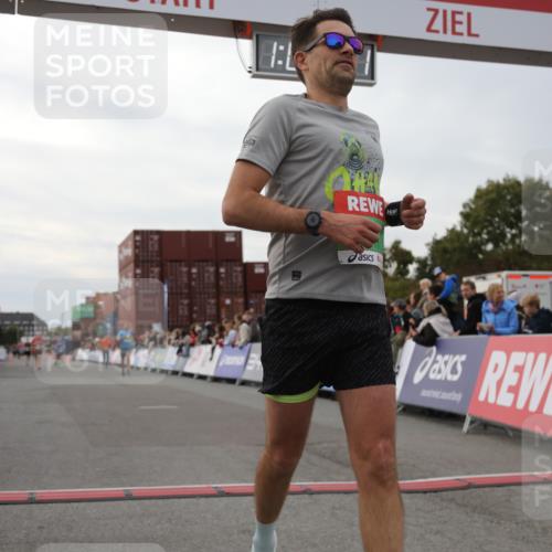 03.10.2025 - Köhlbrandbrückenlauf Yannick Fuchs http://msf.ph/oto/8991246 03.10.2025 16:02:39 Ziel 7102, 7411, 8784, 8786, 9595, 9670 meine-sportfotos.de