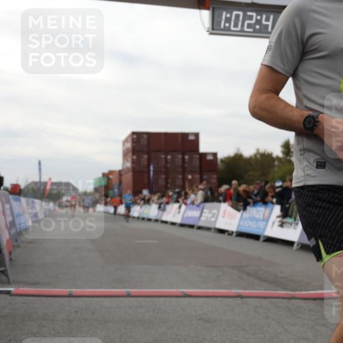 03.10.2025 - Köhlbrandbrückenlauf Yannick Fuchs http://msf.ph/oto/8991255 03.10.2025 16:02:40 Ziel 7102, 7411, 8784, 8786, 9595, 9670 meine-sportfotos.de