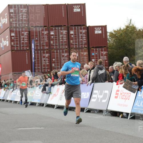 03.10.2025 - Köhlbrandbrückenlauf Yannick Fuchs http://msf.ph/oto/8991270 03.10.2025 16:02:43 Ziel 7099, 7102, 7180, 7277, 8048, 9511, 9595, 9670 meine-sportfotos.de