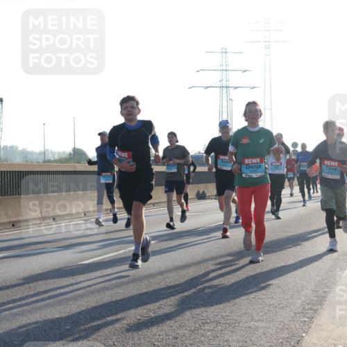 03.10.2025 - Köhlbrandbrückenlauf Luisa Fischer http://msf.ph/oto/8991273 03.10.2025 10:16:07 Position 3 55, 3709, 3707, 1 meine-sportfotos.de