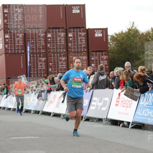 03.10.2025 - Köhlbrandbrückenlauf Yannick Fuchs http://msf.ph/oto/8991275 03.10.2025 16:02:43 Ziel 7099, 7102, 7180, 7277, 8048, 9511, 9595, 9670 meine-sportfotos.de