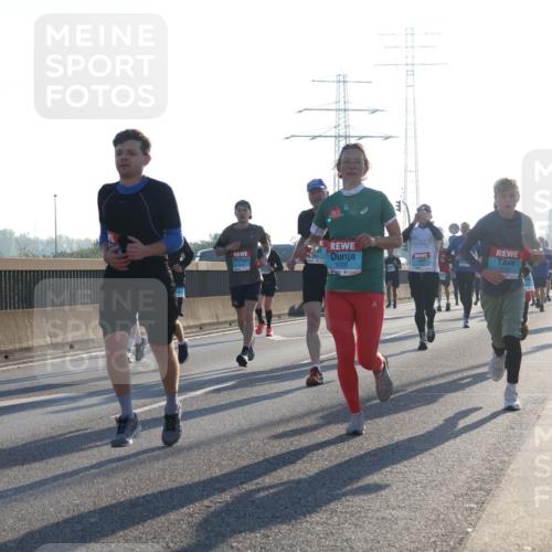 03.10.2025 - Köhlbrandbrückenlauf Luisa Fischer http://msf.ph/oto/8991277 03.10.2025 10:16:07 Position 3 55, 3709, 1 meine-sportfotos.de