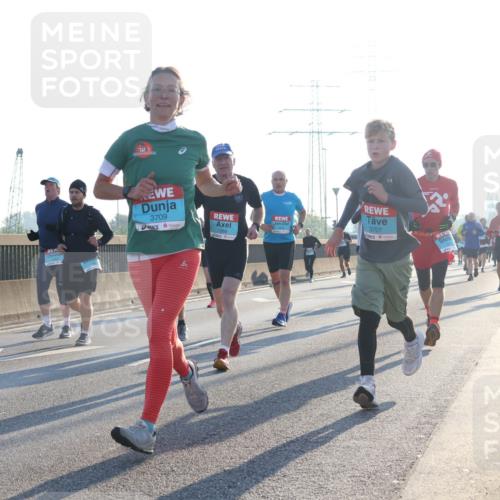 03.10.2025 - Köhlbrandbrückenlauf Luisa Fischer http://msf.ph/oto/8991289 03.10.2025 10:16:08 Position 3 3709, 1369, 3707 meine-sportfotos.de