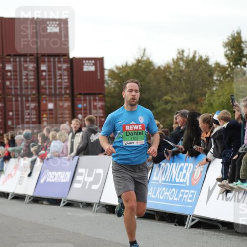 03.10.2025 - Köhlbrandbrückenlauf Yannick Fuchs http://msf.ph/oto/8991306 03.10.2025 16:02:44 Ziel 7099, 7102, 7180, 7277, 8048, 9511, 9595, 9670 meine-sportfotos.de