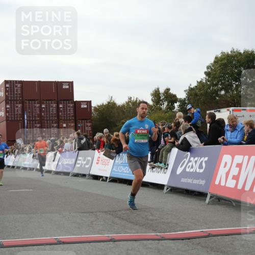 03.10.2025 - Köhlbrandbrückenlauf Yannick Fuchs http://msf.ph/oto/8991317 03.10.2025 16:02:45 Ziel 7099, 7102, 7180, 7277, 8048, 9511, 9595, 9670 meine-sportfotos.de