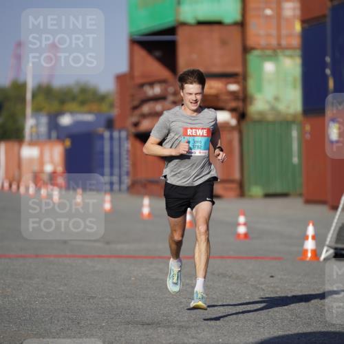 03.10.2025 - Köhlbrandbrückenlauf Michael Burmester http://msf.ph/oto/8991336 03.10.2025 09:45:33 Ziel 3782 meine-sportfotos.de