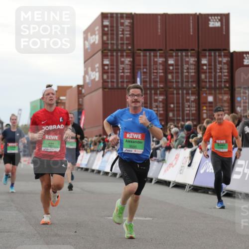 03.10.2025 - Köhlbrandbrückenlauf Yannick Fuchs http://msf.ph/oto/8991350 03.10.2025 16:02:46 Ziel 7099, 7102, 7180, 7277, 8048, 9511, 9595, 9670 meine-sportfotos.de