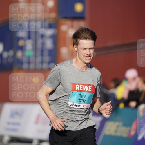 03.10.2025 - Köhlbrandbrückenlauf Michael Burmester http://msf.ph/oto/8991351 03.10.2025 09:45:35 Ziel 3782 meine-sportfotos.de