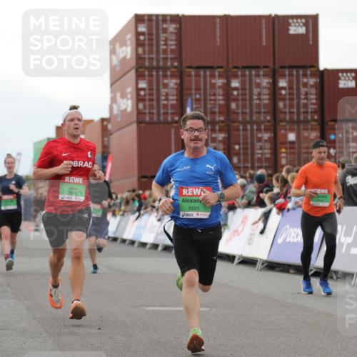03.10.2025 - Köhlbrandbrückenlauf Yannick Fuchs http://msf.ph/oto/8991357 03.10.2025 16:02:46 Ziel 7099, 7102, 7180, 7277, 8048, 9511, 9595, 9670 meine-sportfotos.de