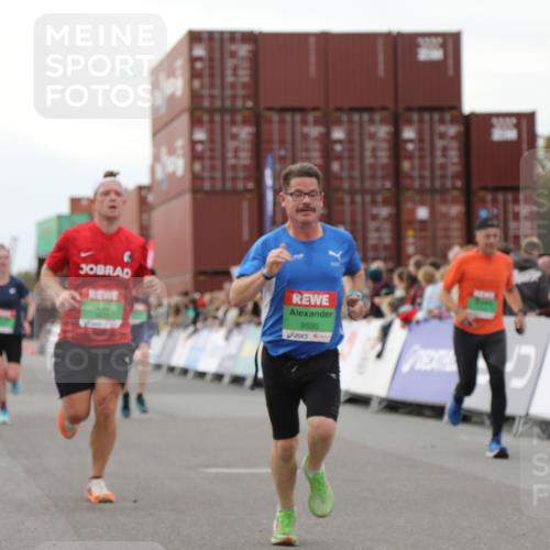 03.10.2025 - Köhlbrandbrückenlauf Yannick Fuchs http://msf.ph/oto/8991363 03.10.2025 16:02:46 Ziel 7099, 7102, 7180, 7277, 8048, 9511, 9595, 9670 meine-sportfotos.de