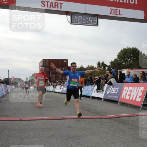 03.10.2025 - Köhlbrandbrückenlauf Yannick Fuchs http://msf.ph/oto/8991382 03.10.2025 16:02:47 Ziel 7099, 7102, 7180, 7277, 8048, 9511, 9595, 9670 meine-sportfotos.de