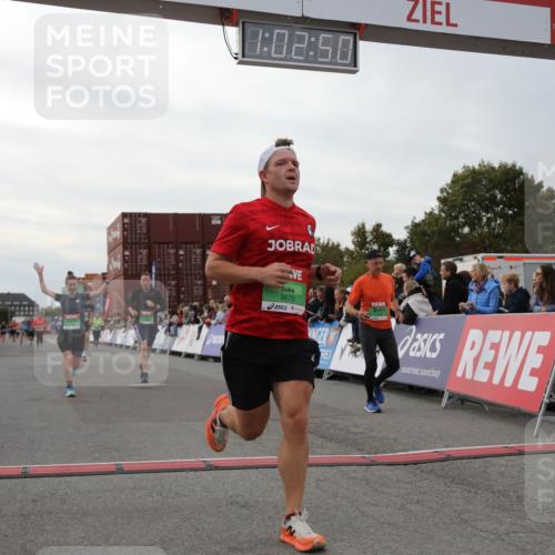03.10.2025 - Köhlbrandbrückenlauf Yannick Fuchs http://msf.ph/oto/8991419 03.10.2025 16:02:48 Ziel 7099, 7102, 7180, 7277, 7278, 7386, 8048, 9511, 9595, 9670 meine-sportfotos.de