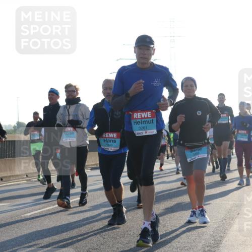 03.10.2025 - Köhlbrandbrückenlauf Luisa Fischer http://msf.ph/oto/8991423 03.10.2025 10:16:21 Position 3 1340, 3261, 3493, 1 meine-sportfotos.de