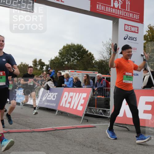 03.10.2025 - Köhlbrandbrückenlauf Yannick Fuchs http://msf.ph/oto/8991470 03.10.2025 16:02:50 Ziel 7099, 7180, 7277, 7278, 7386, 8048, 9511, 9595, 9670 meine-sportfotos.de