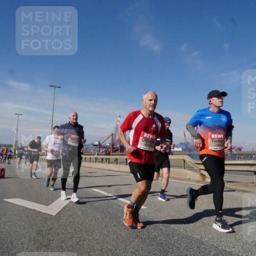 03.10.2025 - Köhlbrandbrückenlauf Matties Gatica Varas http://msf.ph/oto/8991475 03.10.2025 12:42:29 Position 2 1711, 4310, 4184 meine-sportfotos.de