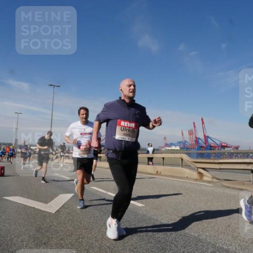 03.10.2025 - Köhlbrandbrückenlauf Matties Gatica Varas http://msf.ph/oto/8991482 03.10.2025 12:42:30 Position 2 4649, 4643 meine-sportfotos.de
