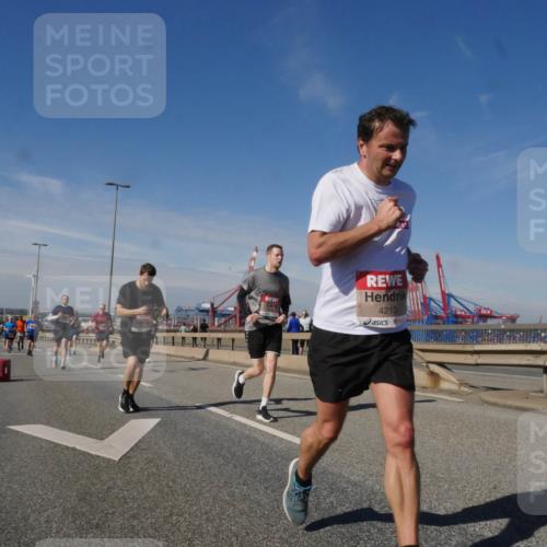 03.10.2025 - Köhlbrandbrückenlauf Matties Gatica Varas http://msf.ph/oto/8991489 03.10.2025 12:42:31 Position 2 4213 meine-sportfotos.de