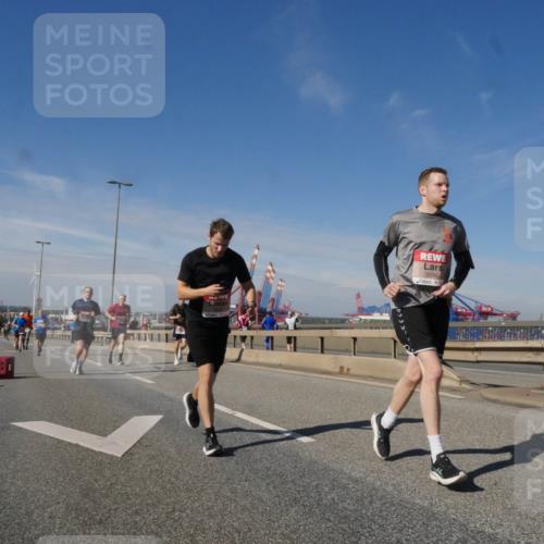 03.10.2025 - Köhlbrandbrückenlauf Matties Gatica Varas http://msf.ph/oto/8991497 03.10.2025 12:42:32 Position 2 5096 meine-sportfotos.de