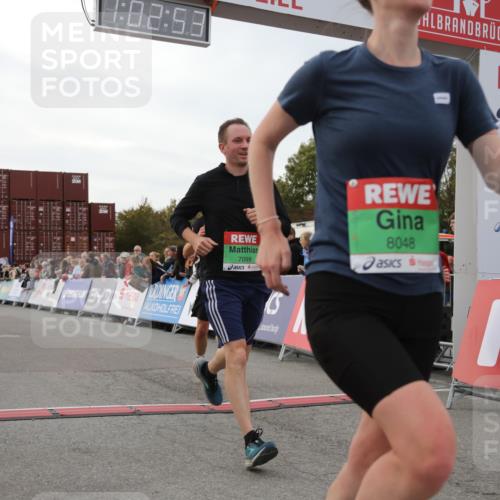 03.10.2025 - Köhlbrandbrückenlauf Yannick Fuchs http://msf.ph/oto/8991499 03.10.2025 16:02:51 Ziel 7099, 7180, 7277, 7278, 7386, 7923, 8048, 9023, 9511, 9595, 9670 meine-sportfotos.de