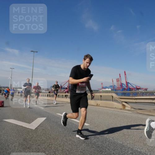 03.10.2025 - Köhlbrandbrückenlauf Matties Gatica Varas http://msf.ph/oto/8991500 03.10.2025 12:42:32 Position 2 4836 meine-sportfotos.de