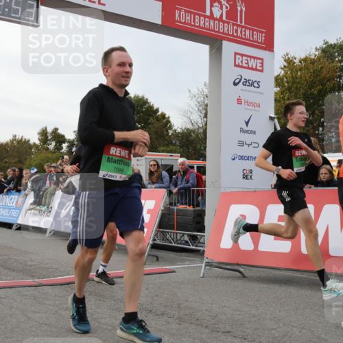 03.10.2025 - Köhlbrandbrückenlauf Yannick Fuchs http://msf.ph/oto/8991510 03.10.2025 16:02:51 Ziel 7099, 7180, 7277, 7278, 7386, 7923, 8048, 9023, 9511, 9595, 9670 meine-sportfotos.de
