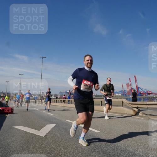 03.10.2025 - Köhlbrandbrückenlauf Matties Gatica Varas http://msf.ph/oto/8991519 03.10.2025 12:42:35 Position 2 4877, 118 meine-sportfotos.de