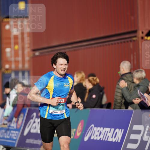 03.10.2025 - Köhlbrandbrückenlauf Michael Burmester http://msf.ph/oto/8991531 03.10.2025 09:47:44 Ziel 1062, 3304, 3336 meine-sportfotos.de