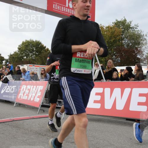 03.10.2025 - Köhlbrandbrückenlauf Yannick Fuchs http://msf.ph/oto/8991532 03.10.2025 16:02:51 Ziel 7099, 7180, 7277, 7278, 7386, 7923, 8048, 9023, 9511, 9595, 9670 meine-sportfotos.de