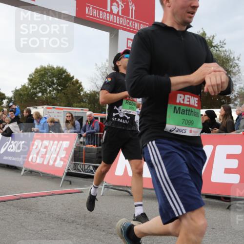 03.10.2025 - Köhlbrandbrückenlauf Yannick Fuchs http://msf.ph/oto/8991536 03.10.2025 16:02:52 Ziel 7099, 7180, 7277, 7278, 7386, 7923, 8048, 9023, 9511 meine-sportfotos.de