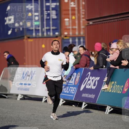 03.10.2025 - Köhlbrandbrückenlauf Michael Burmester http://msf.ph/oto/8991538 03.10.2025 09:47:45 Ziel 1062, 3304, 3336 meine-sportfotos.de