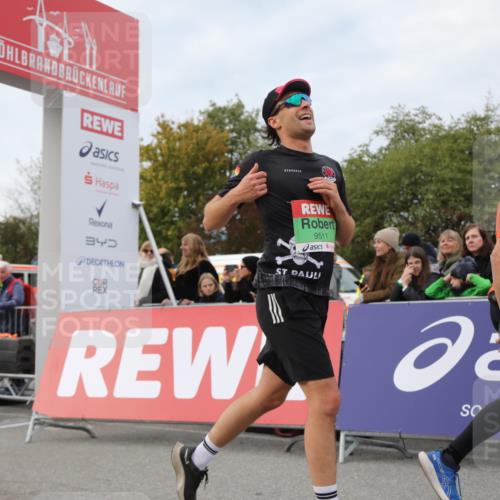 03.10.2025 - Köhlbrandbrückenlauf Yannick Fuchs http://msf.ph/oto/8991547 03.10.2025 16:02:52 Ziel 7099, 7180, 7277, 7278, 7386, 7923, 8048, 9023, 9511 meine-sportfotos.de