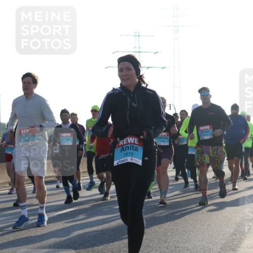 03.10.2025 - Köhlbrandbrückenlauf Luisa Fischer http://msf.ph/oto/8991548 03.10.2025 10:16:32 Position 3 516, 2858, 1679, 1169 meine-sportfotos.de