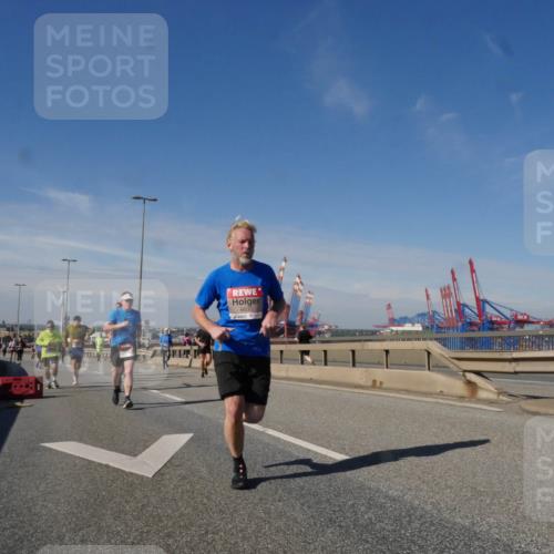 03.10.2025 - Köhlbrandbrückenlauf Matties Gatica Varas http://msf.ph/oto/8991552 03.10.2025 12:42:39 Position 2 6630, 118 meine-sportfotos.de