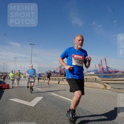 03.10.2025 - Köhlbrandbrückenlauf Matties Gatica Varas http://msf.ph/oto/8991557 03.10.2025 12:42:39 Position 2 6630, 18 meine-sportfotos.de