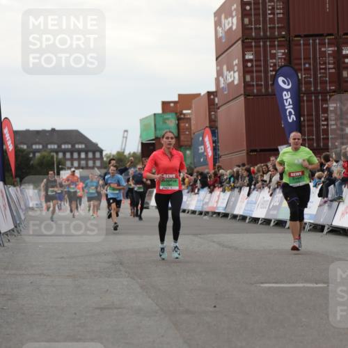 03.10.2025 - Köhlbrandbrückenlauf Yannick Fuchs http://msf.ph/oto/8991570 03.10.2025 16:02:53 Ziel 7099, 7180, 7277, 7278, 7386, 7923, 8048, 9023, 9511, 9619 meine-sportfotos.de