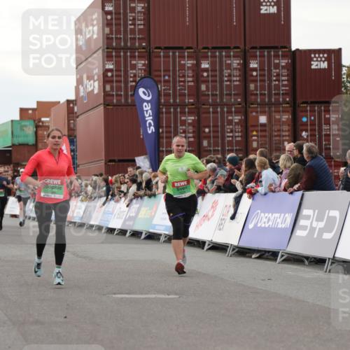 03.10.2025 - Köhlbrandbrückenlauf Yannick Fuchs http://msf.ph/oto/8991591 03.10.2025 16:02:54 Ziel 7099, 7277, 7278, 7386, 7673, 7923, 9023, 9511, 9619 meine-sportfotos.de