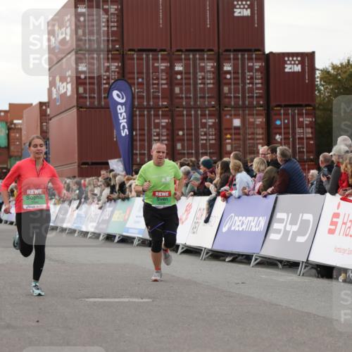 03.10.2025 - Köhlbrandbrückenlauf Yannick Fuchs http://msf.ph/oto/8991596 03.10.2025 16:02:54 Ziel 7099, 7277, 7278, 7386, 7673, 7923, 9023, 9511, 9619 meine-sportfotos.de
