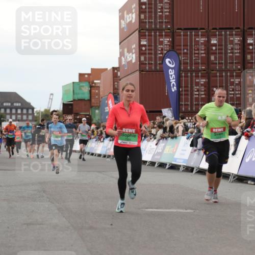 03.10.2025 - Köhlbrandbrückenlauf Yannick Fuchs http://msf.ph/oto/8991612 03.10.2025 16:02:54 Ziel 7099, 7277, 7278, 7386, 7673, 7923, 9023, 9511, 9619 meine-sportfotos.de