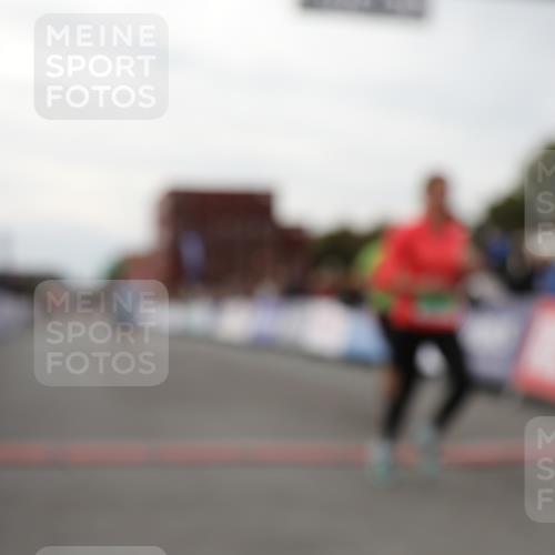 03.10.2025 - Köhlbrandbrückenlauf Yannick Fuchs http://msf.ph/oto/8991669 03.10.2025 16:02:56 Ziel 7125, 7278, 7386, 7673, 7923, 9023, 9619 meine-sportfotos.de