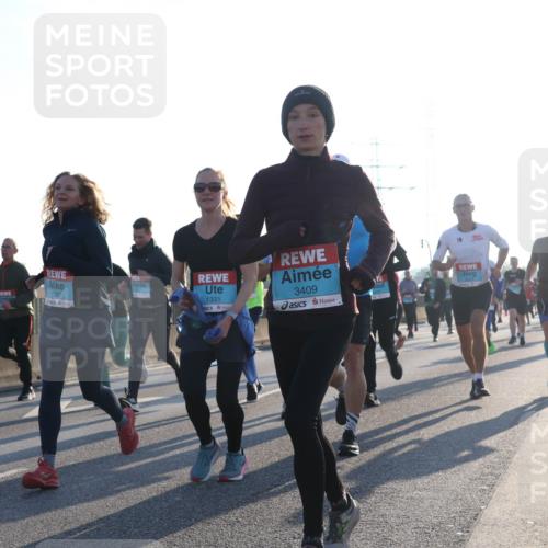 03.10.2025 - Köhlbrandbrückenlauf Luisa Fischer http://msf.ph/oto/8991686 03.10.2025 10:16:46 Position 3 1327, 1331, 3409 meine-sportfotos.de