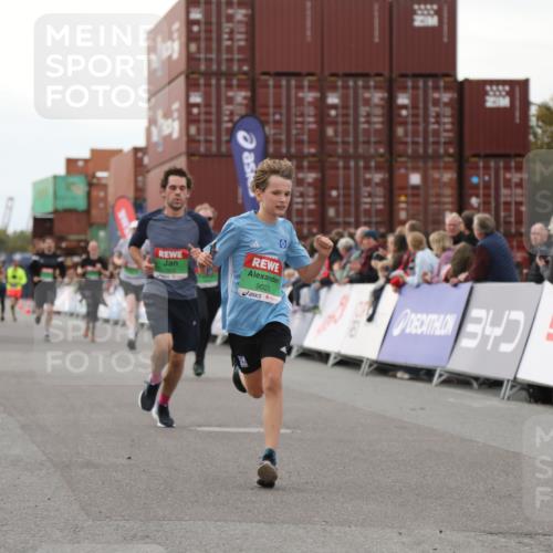 03.10.2025 - Köhlbrandbrückenlauf Yannick Fuchs http://msf.ph/oto/8991706 03.10.2025 16:02:58 Ziel 7125, 7278, 7386, 7673, 7923, 9023, 9294, 9569, 9570, 9619 meine-sportfotos.de