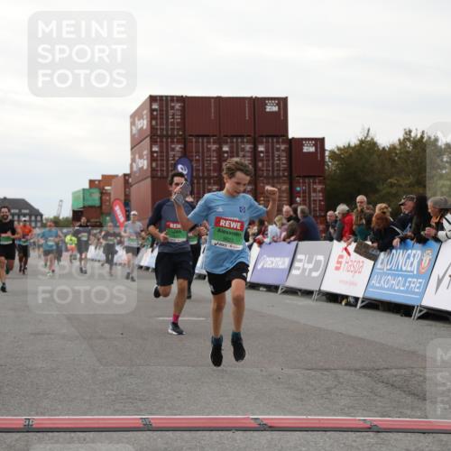 03.10.2025 - Köhlbrandbrückenlauf Yannick Fuchs http://msf.ph/oto/8991723 03.10.2025 16:02:59 Ziel 7125, 7265, 7278, 7290, 7386, 7673, 7923, 8994, 9023, 9294, 9569, 9570, 9619 meine-sportfotos.de