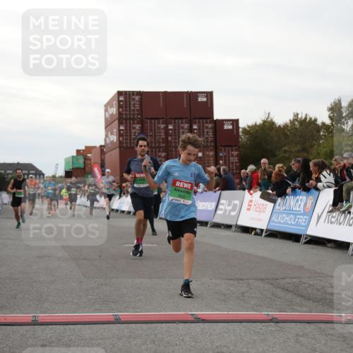03.10.2025 - Köhlbrandbrückenlauf Yannick Fuchs http://msf.ph/oto/8991729 03.10.2025 16:02:59 Ziel 7125, 7265, 7278, 7290, 7386, 7673, 7923, 8994, 9023, 9294, 9569, 9570, 9619 meine-sportfotos.de