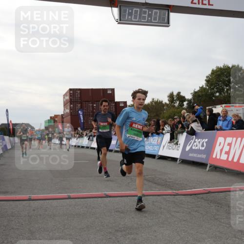 03.10.2025 - Köhlbrandbrückenlauf Yannick Fuchs http://msf.ph/oto/8991752 03.10.2025 16:02:59 Ziel 7125, 7265, 7278, 7290, 7386, 7673, 7923, 8994, 9023, 9294, 9569, 9570, 9619 meine-sportfotos.de