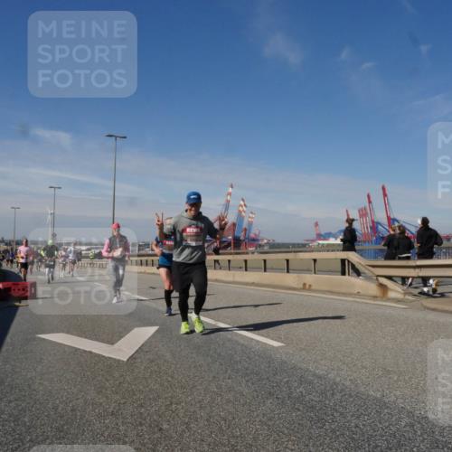 03.10.2025 - Köhlbrandbrückenlauf Matties Gatica Varas http://msf.ph/oto/8991754 03.10.2025 12:43:01 Position 2 118 meine-sportfotos.de