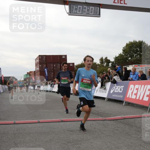 03.10.2025 - Köhlbrandbrückenlauf Yannick Fuchs http://msf.ph/oto/8991757 03.10.2025 16:03:00 Ziel 7125, 7265, 7278, 7290, 7300, 7386, 7673, 7923, 8994, 9023, 9294, 9569, 9570, 9619 meine-sportfotos.de