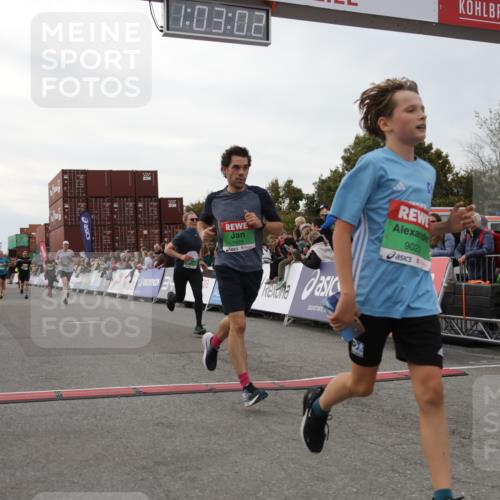 03.10.2025 - Köhlbrandbrückenlauf Yannick Fuchs http://msf.ph/oto/8991775 03.10.2025 16:03:00 Ziel 7125, 7265, 7278, 7290, 7300, 7386, 7673, 7923, 8994, 9023, 9294, 9569, 9570, 9619 meine-sportfotos.de