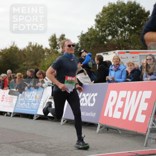03.10.2025 - Köhlbrandbrückenlauf Yannick Fuchs http://msf.ph/oto/8991780 03.10.2025 16:03:01 Ziel 7125, 7265, 7290, 7300, 7673, 7923, 8994, 9023, 9294, 9569, 9570, 9619 meine-sportfotos.de