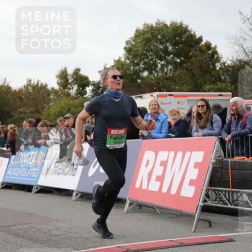 03.10.2025 - Köhlbrandbrückenlauf Yannick Fuchs http://msf.ph/oto/8991786 03.10.2025 16:03:01 Ziel 7125, 7265, 7290, 7300, 7673, 7923, 8994, 9023, 9294, 9569, 9570, 9619 meine-sportfotos.de